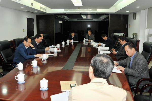 省住房城鄉(xiāng)建設(shè)廳黨組書記顧小平主持召開廳黨組會(huì)議，專題學(xué)習(xí)黨的十八屆六中全會(huì)精神